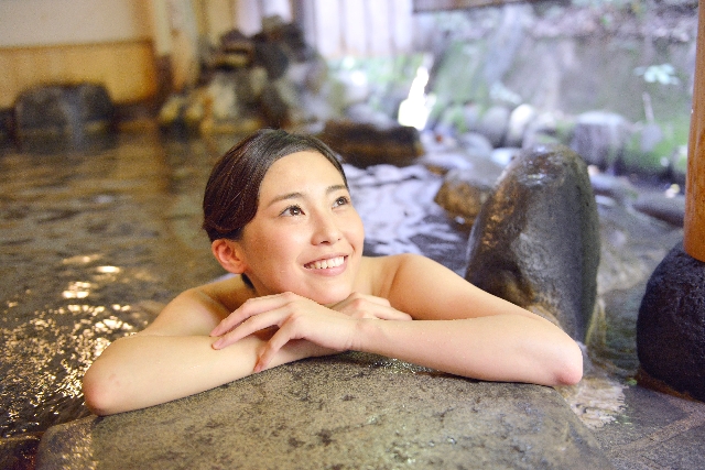 露天風呂に浸かる女性の写真