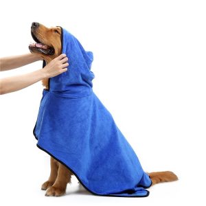 ペット用バスローブを着ている犬