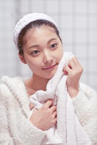 タオルで体を拭く女性