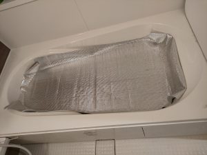 アルミ保温シートをはった浴槽の写真