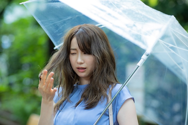 梅雨　髪のうねり