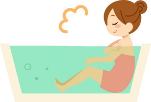 女性　入浴　肩揉み