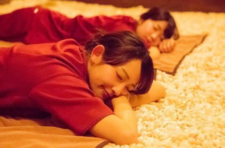 女性 岩盤浴 リラックス